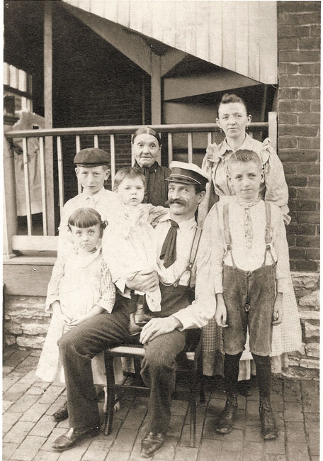 Wendelin (seated) and Hattie Schwartz with their children in 1902. Hattie’s mother, Anna Huether, is at back left.